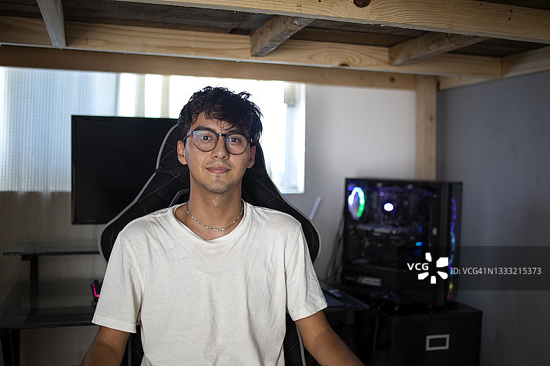 年轻男子在他的工作室肖像照图片素材