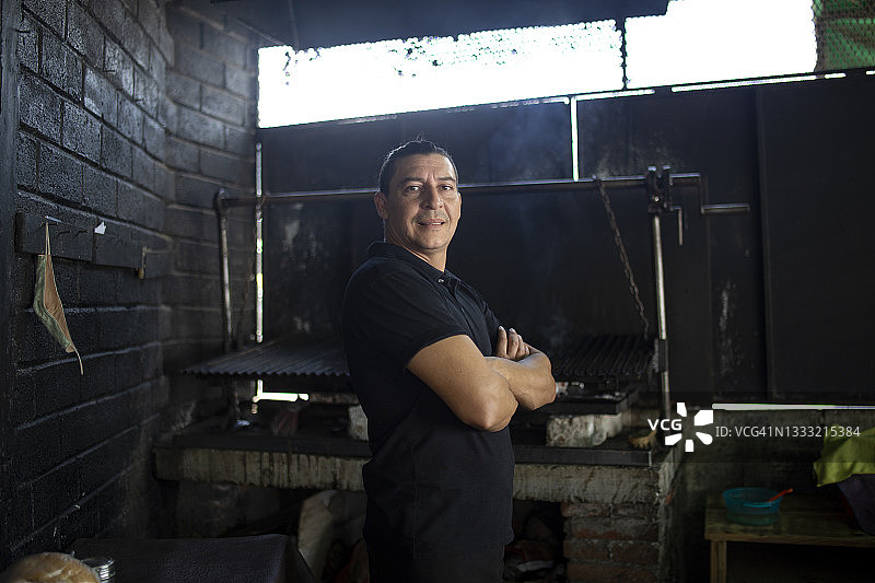男人在他的牛排餐厅里的肖像图片素材