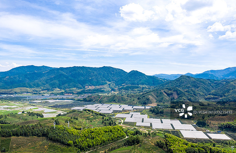 山谷中的太阳能发电厂航拍图片素材