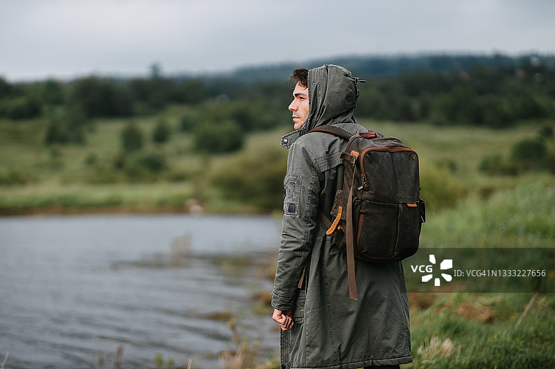 湖岸边的男子图片素材