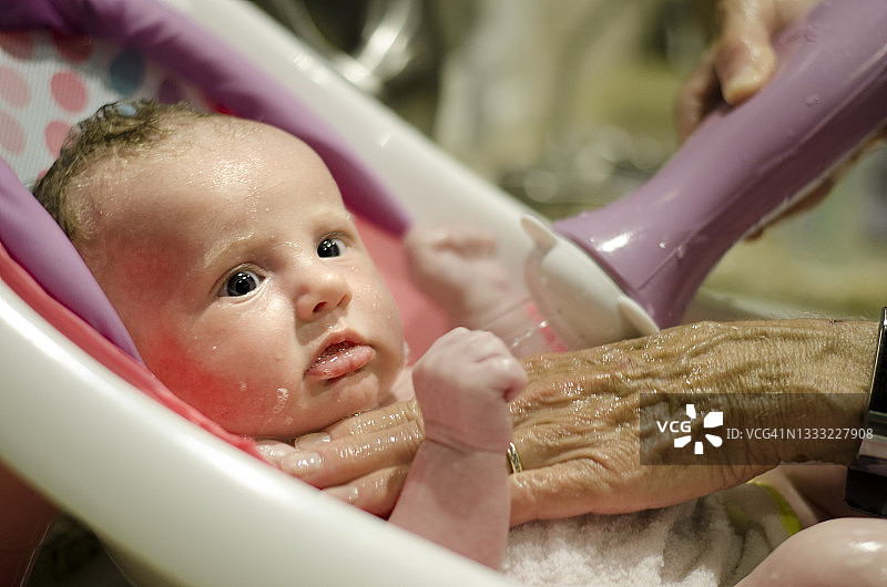 新生儿在浴盆里图片素材