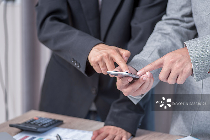 两位商人看手机图片素材