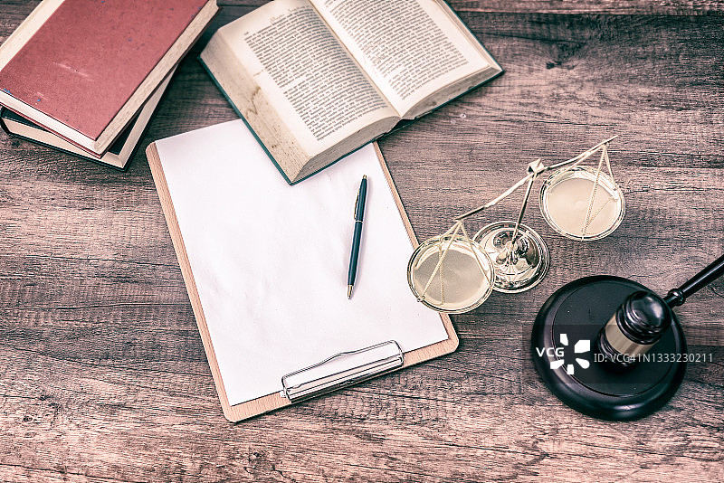 法官 gavel 和法律书籍，宪法危机图片素材