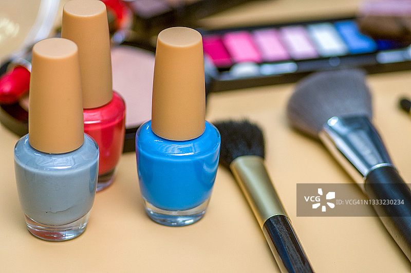 橙色背景上的化妆刷和彩妆，留有空白空间图片素材