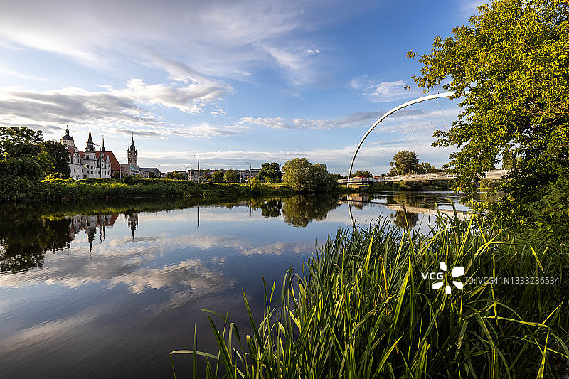 德绍：具有历史天际线的现代桥梁（萨克森-安哈尔特州，德国）图片素材
