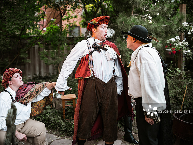 户外剧院演出中的演员图片素材