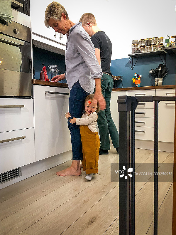 女婴与祖母之间的亲情互动图片素材