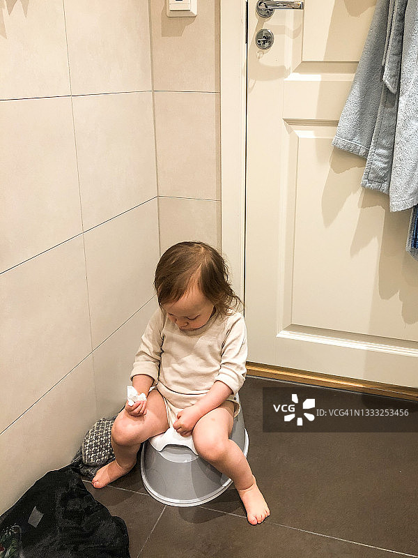 训练女宝宝使用便盆图片素材