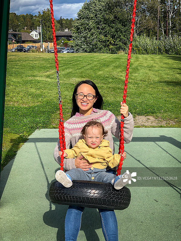 母亲和宝宝享受荡秋千图片素材