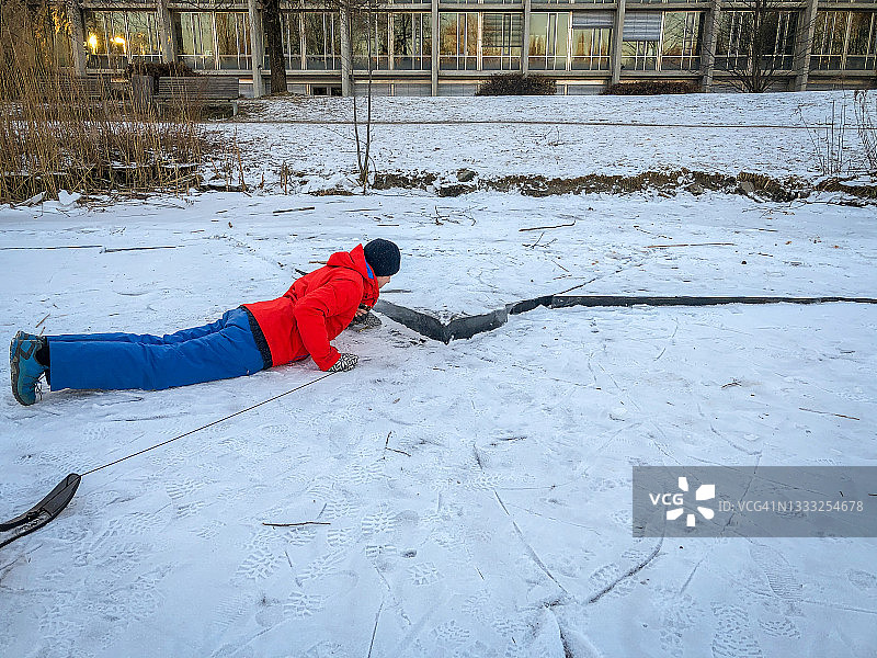 男人检查冰块图片素材