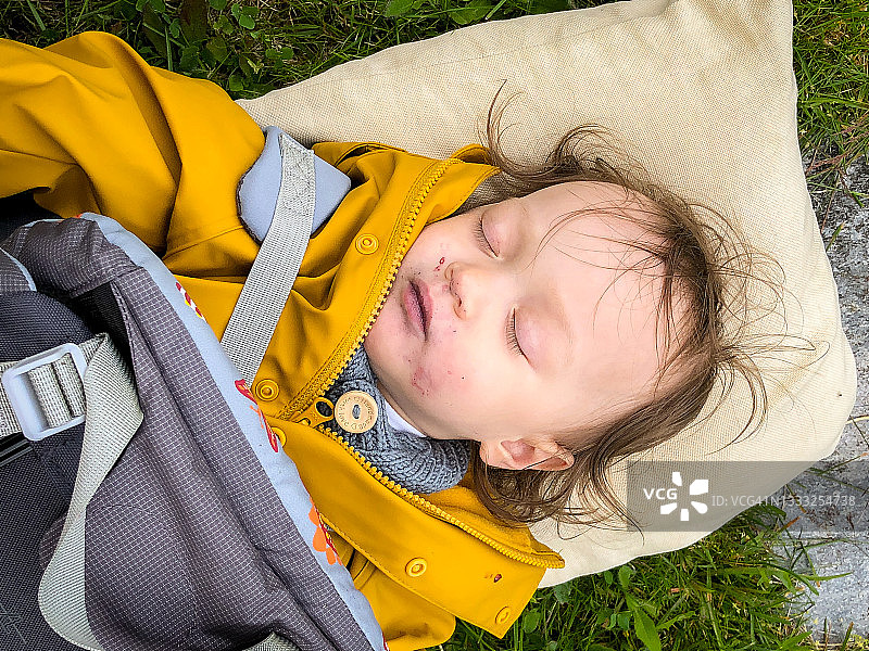 在地上睡觉的孩子图片素材