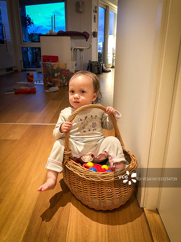 儿童坐在玩具箱上图片素材