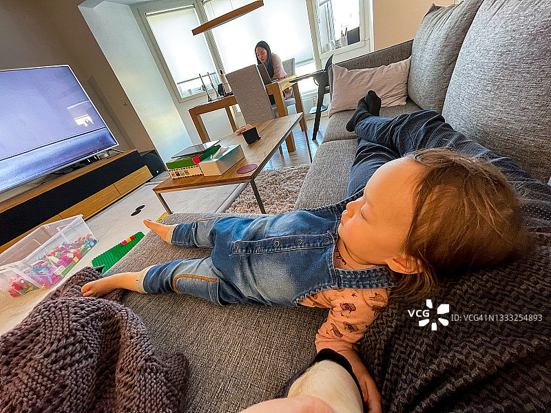 一家人在现代客厅放松图片素材