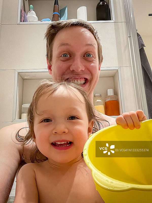 在挪威奥斯陆，父子俩的沐浴时光图片素材