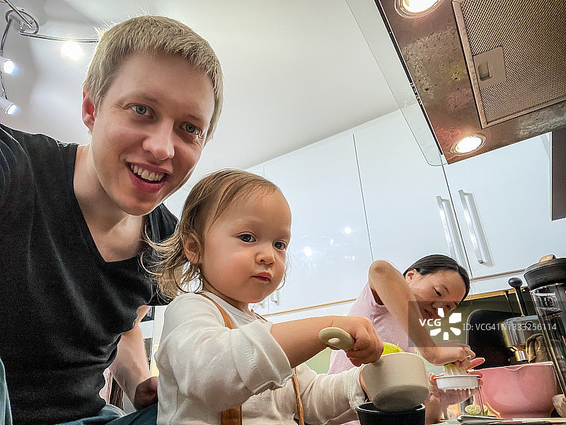 厨房里的家庭自拍图片素材