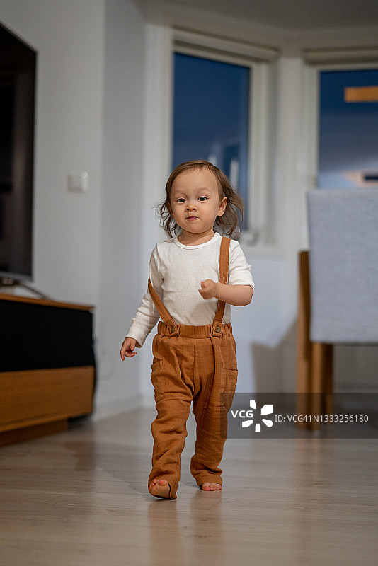 活泼的宝宝在现代客厅里探险图片素材
