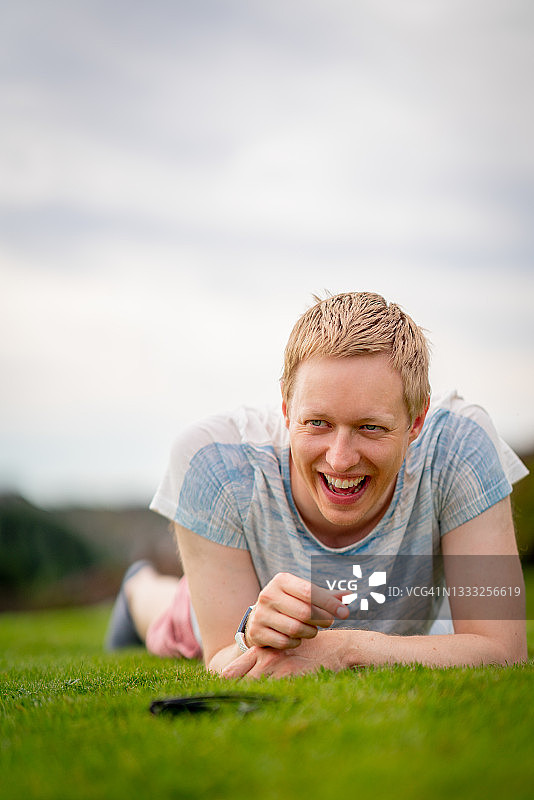 年轻男人享受户外放松时光图片素材