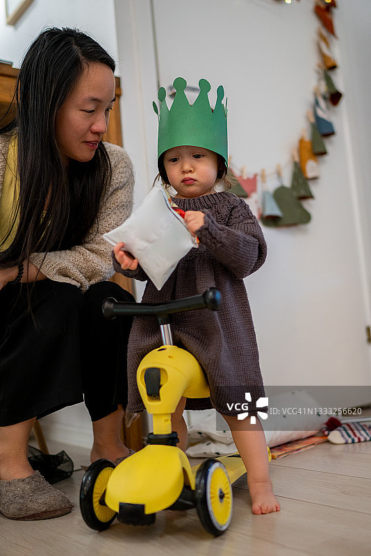 女婴在挪威奥斯陆骑自行车图片素材