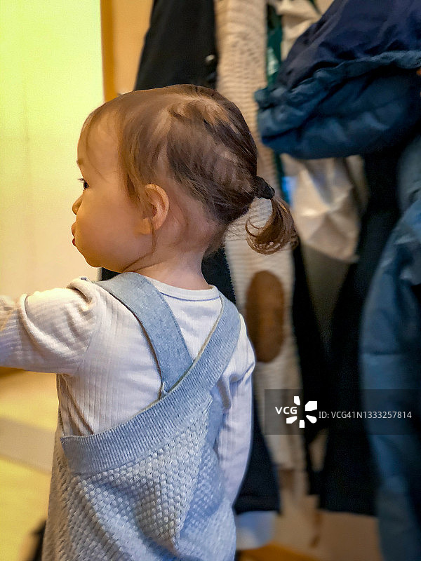 正在选择衣服的独立女孩图片素材