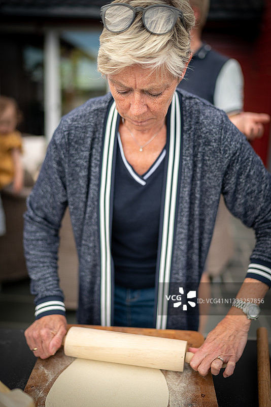 快乐的厨师展示揉面技巧图片素材
