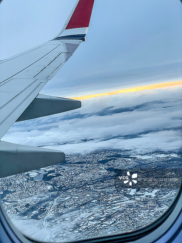 从舷窗座位看到的飞机机翼图片素材