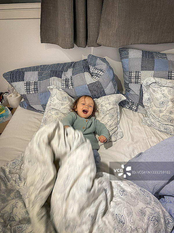 女宝宝在床上玩耍图片素材