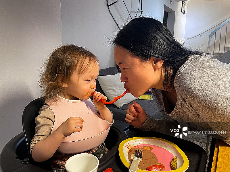 快乐的宝宝和妈妈一起玩耍图片素材