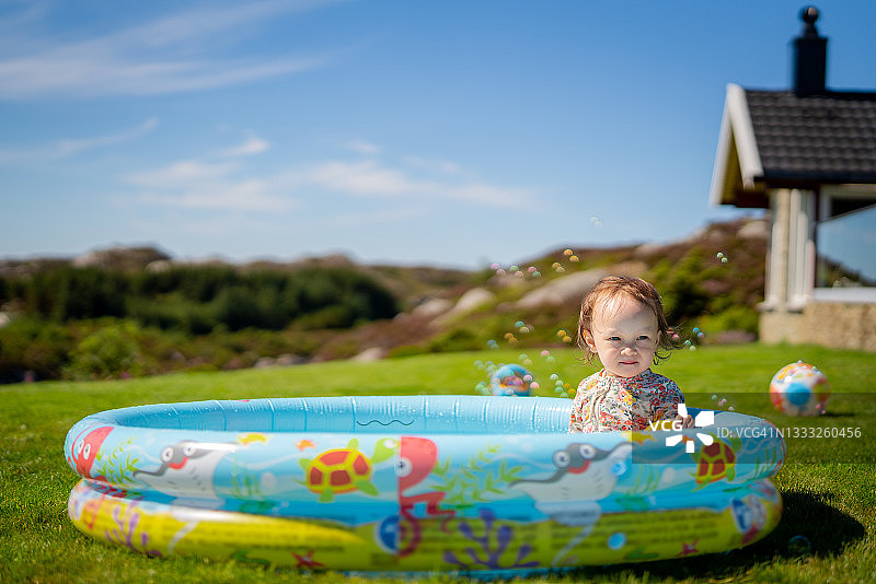 孩子享受充气游泳池图片素材