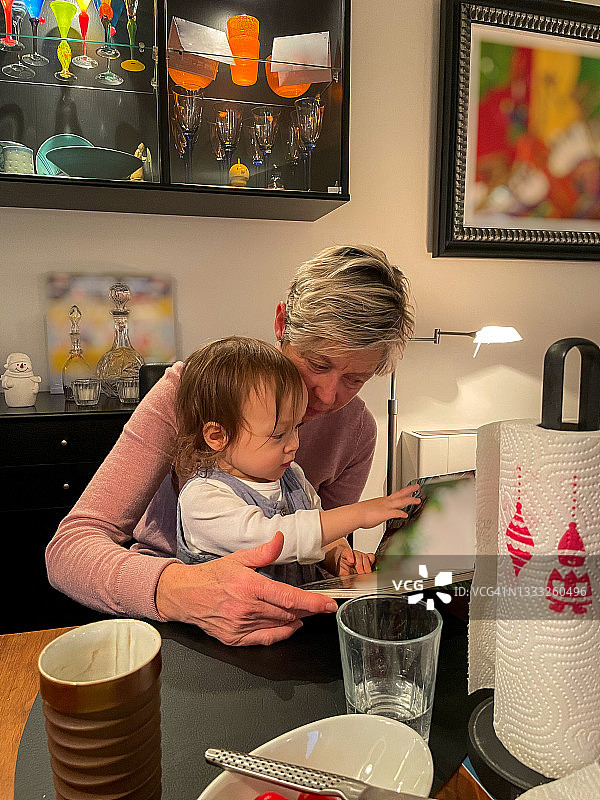 祖孙之间的温馨时刻图片素材