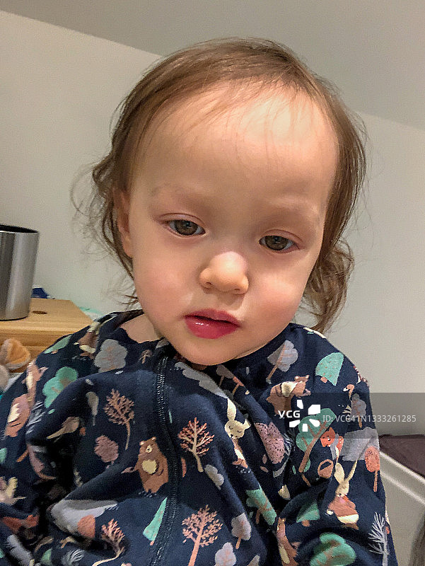 女宝宝的睡前自拍图片素材