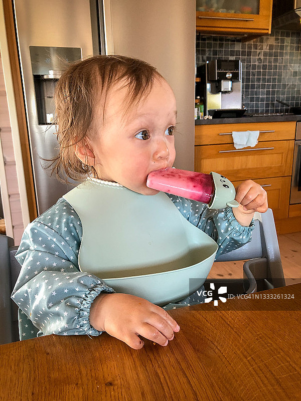 一个孩子在家享受冰棒图片素材