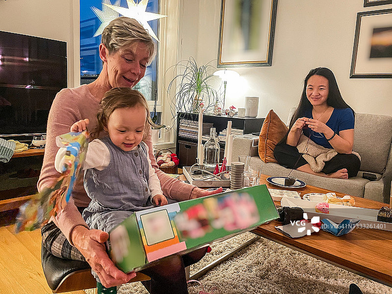 在挪威韦斯特兰家庭分享的甜蜜时刻图片素材