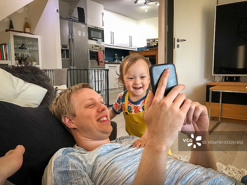 父亲和女儿的亲密时光图片素材