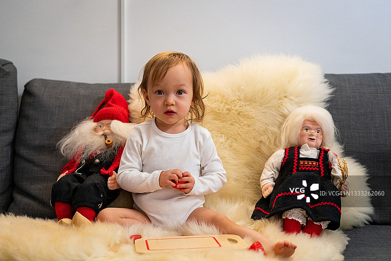 与娃娃合影的女婴图片素材