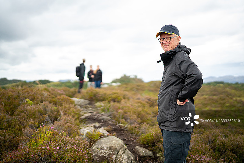 男子享受户外徒步旅行图片素材