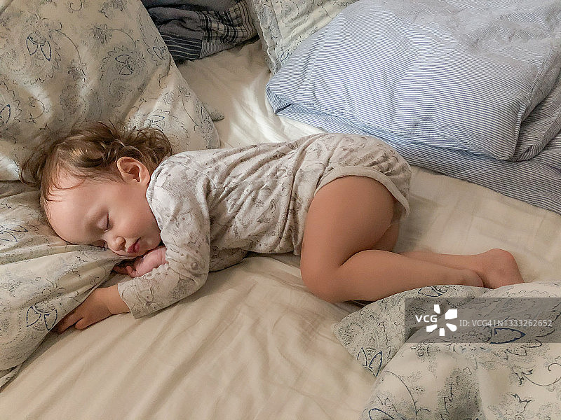 睡在床上的女婴图片素材