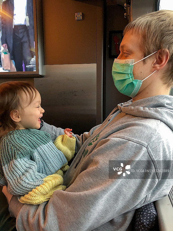 宝宝和爸爸的依偎时光图片素材