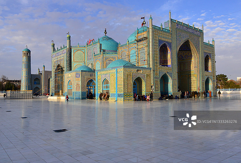 阿里圣地（Hazrat Ali Mazar），朝圣者在巴尔赫省马扎里沙里夫休息图片素材