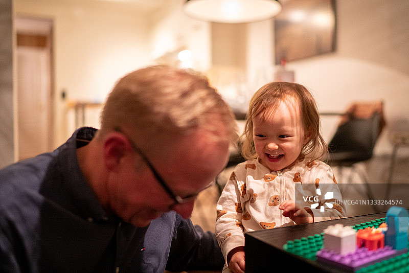 慈爱的祖父和孙辈的肖像图片素材