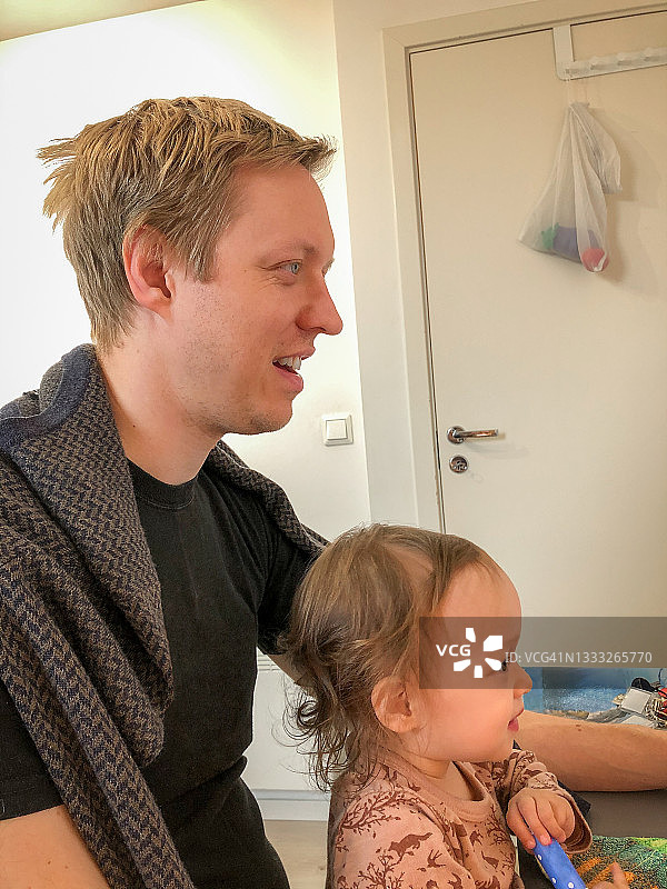 在挪威奥斯陆与爸爸和宝宝的典型早晨图片素材