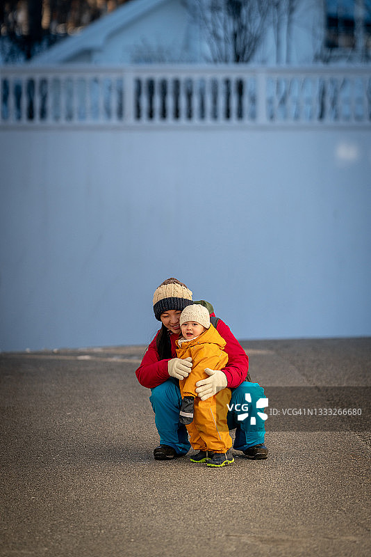 母子在户外享受寒冷天气图片素材