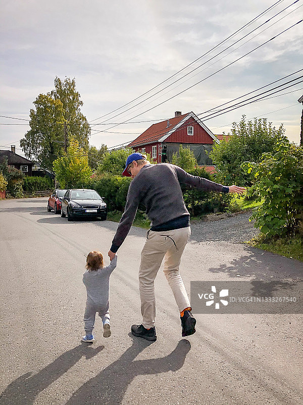 父亲和女婴手牵着手图片素材