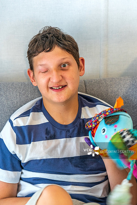 有部分视力障碍的男孩肖像图片素材