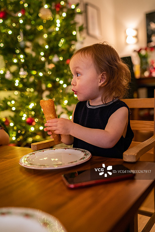儿童在家吃饭图片素材