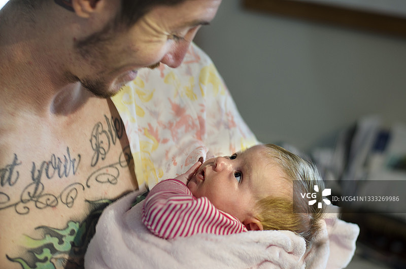 年轻父亲和新生儿图片素材