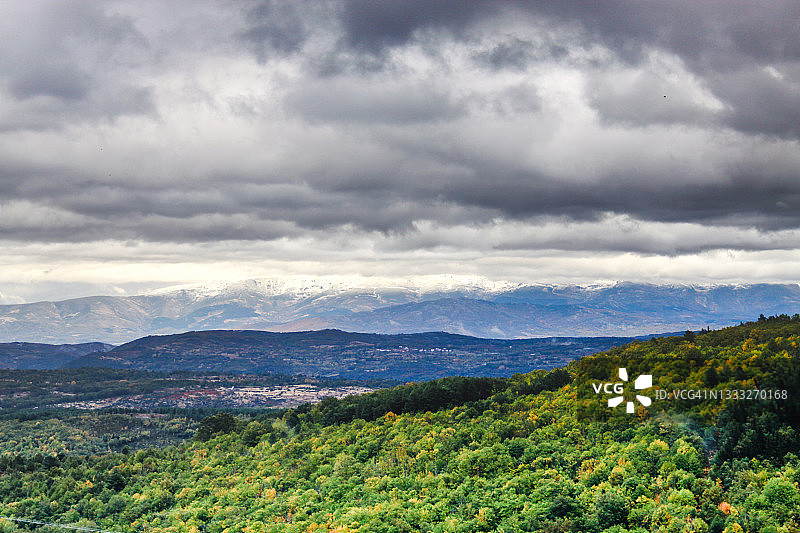 卡斯蒂利亚景观与格雷多斯山脉图片素材
