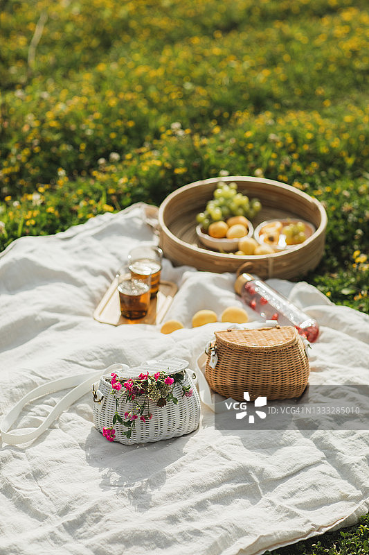 美丽的夏日花园野餐庆祝活动，搭配美味的食物和冷饮图片素材