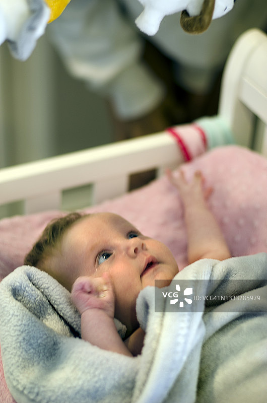 年轻母亲和新生儿图片素材