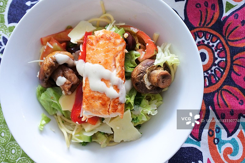 碗装白酱三文鱼排图片素材