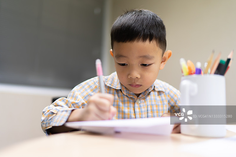 男孩做作业图片素材